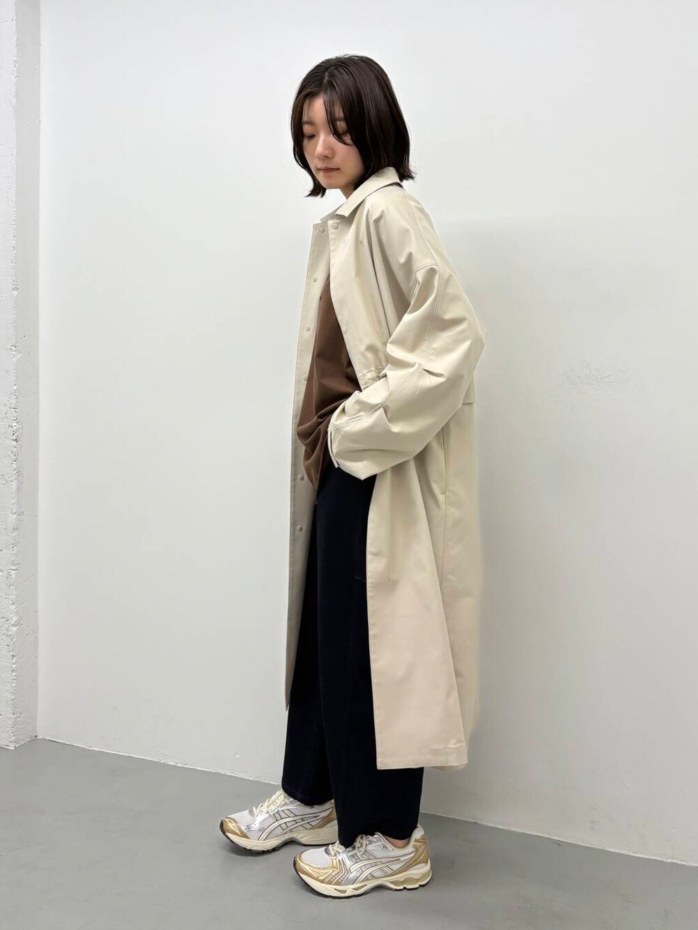 「大人カジュアル、doors、EKAL、高身長コーデ、高身長オススメアウター、ナチュラル×高身長、私の推しデニムスタイル、春のジャケットスタイル」｜「EKALの撥水ステンカラーコート（ステンカラーコート、ホワイト系）」を使った、airimuさん（レディース・169cm）の春コーディネートの4枚目の写真
