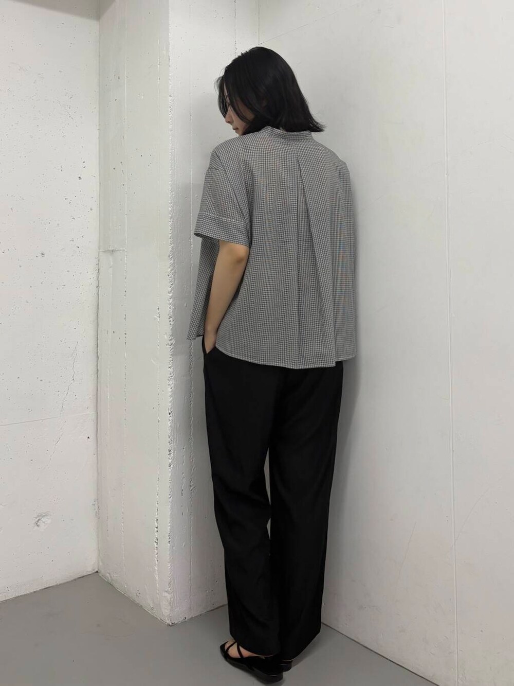 ブラック系のその他パンツ、ブラック系のサンダル、ブラック系のシャツ/ブラウスを着用したレディースの夏コーディネートの5枚目の写真