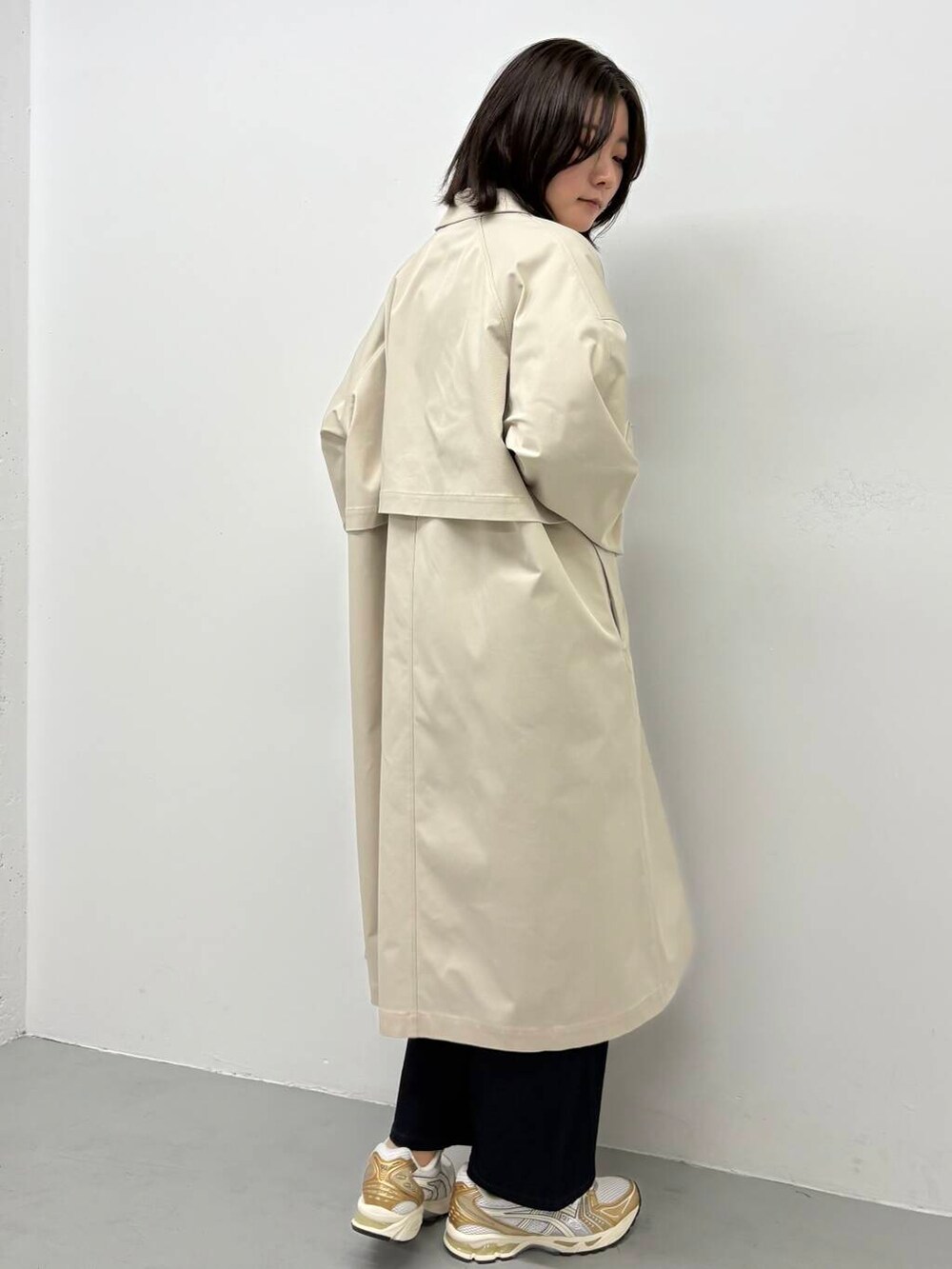 「大人カジュアル、doors、EKAL、高身長コーデ、高身長オススメアウター、ナチュラル×高身長、私の推しデニムスタイル、春のジャケットスタイル」｜「EKALの撥水ステンカラーコート（ステンカラーコート、ホワイト系）」を使った、airimuさん（レディース・169cm）の春コーディネートの6枚目の写真