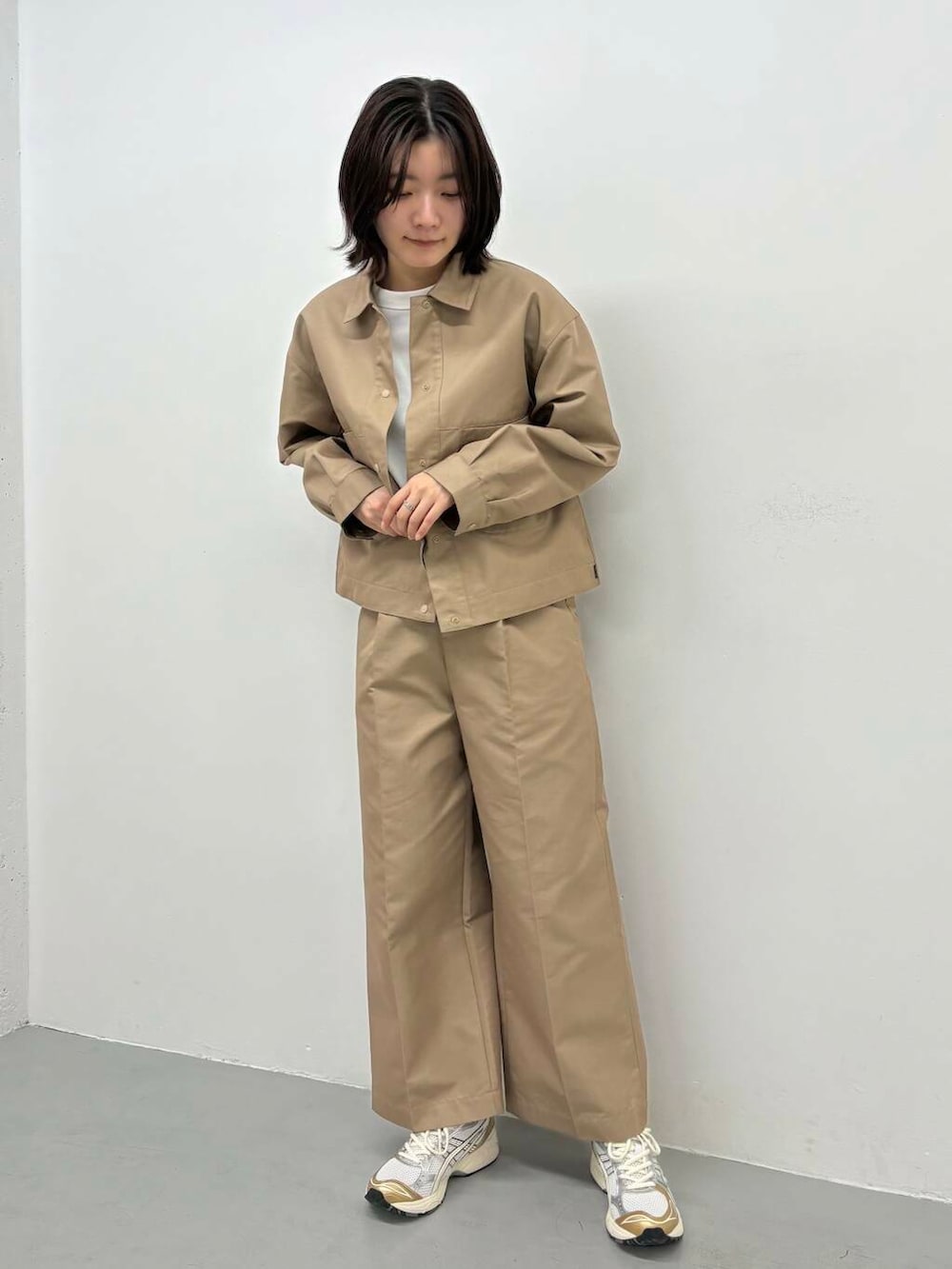 「ワントーンコーデ、大人カジュアル、doors、EKAL、高身長コーデ、高身長オススメアウター、ナチュラル×高身長、洗練見えワントーンコーデ」｜「EKALの『吸水速乾/イージーケア』coolmax chino ショートカバーオールジャケット（カバーオール、ベージュ系）」を使った、airimuさん（レディース・169cm）の春コーディネートの2枚目の写真