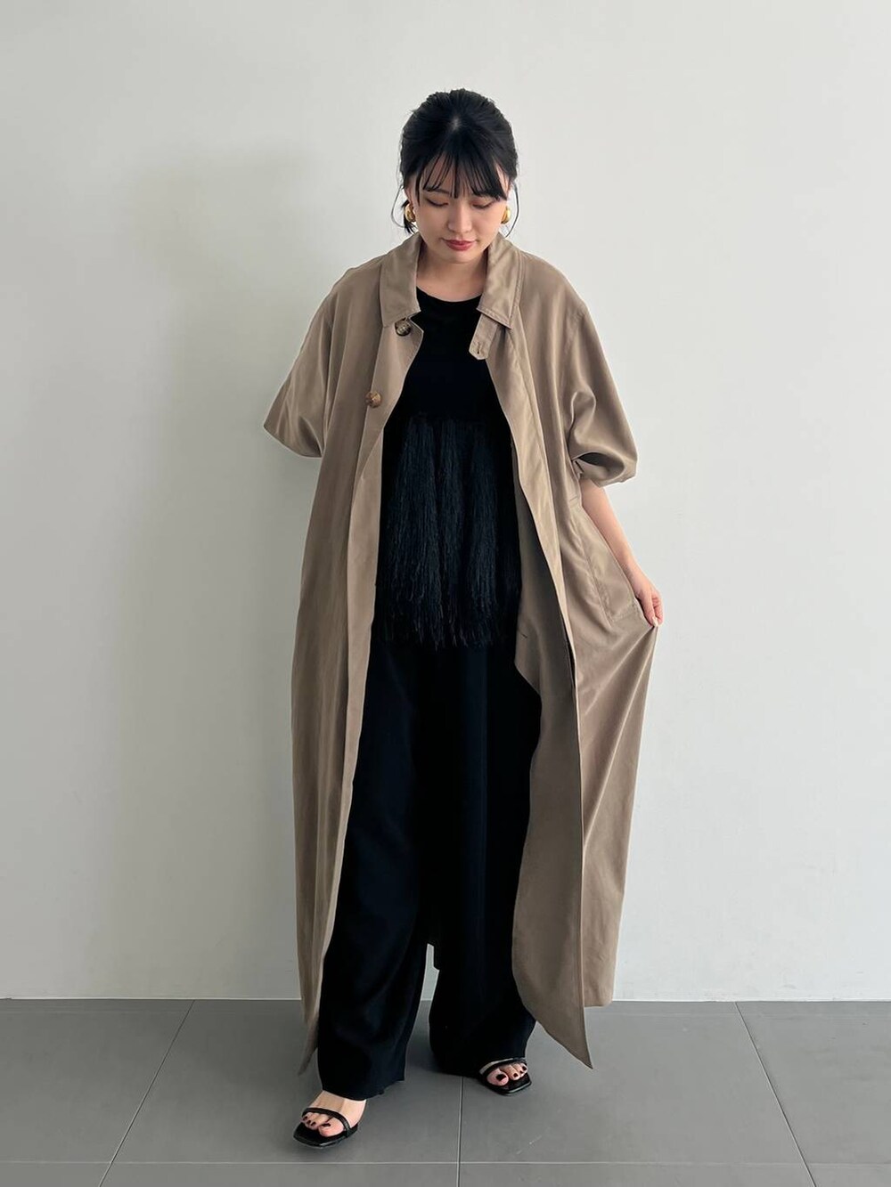 「カジュアル、ベーシック/シンプル、Curensology、トレンチコート、コート、春コーデ、ラフ、ワイドパンツ、大人カジュアル、きれいめカジュアル、ワントーン」｜「CurensologyのCurensology(カレンソロジー)/＜5AWARENESS＞ロングスリーブＴシャツ（Tシャツ/カットソー、ブラック系）」を使った、nnhk16さん（レディース・157cm）の冬コーディネートの2枚目の写真
