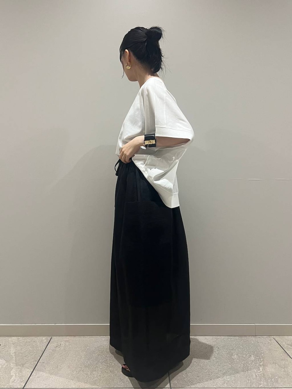 「カジュアル、Curensology、ベーシック/シンプル、Tシャツ、スカート、モノトーン、夏コーデ、ラフ、大人カジュアル、きれいめカジュアル」｜「CurensologyのCurensology(カレンソロジー)/＜ＣＳＧ＞ムーンピアス（ピアス（両耳用）、ゴールド系）」を使った、nnhk16さん（レディース・157cm）の夏コーディネートの3枚目の写真