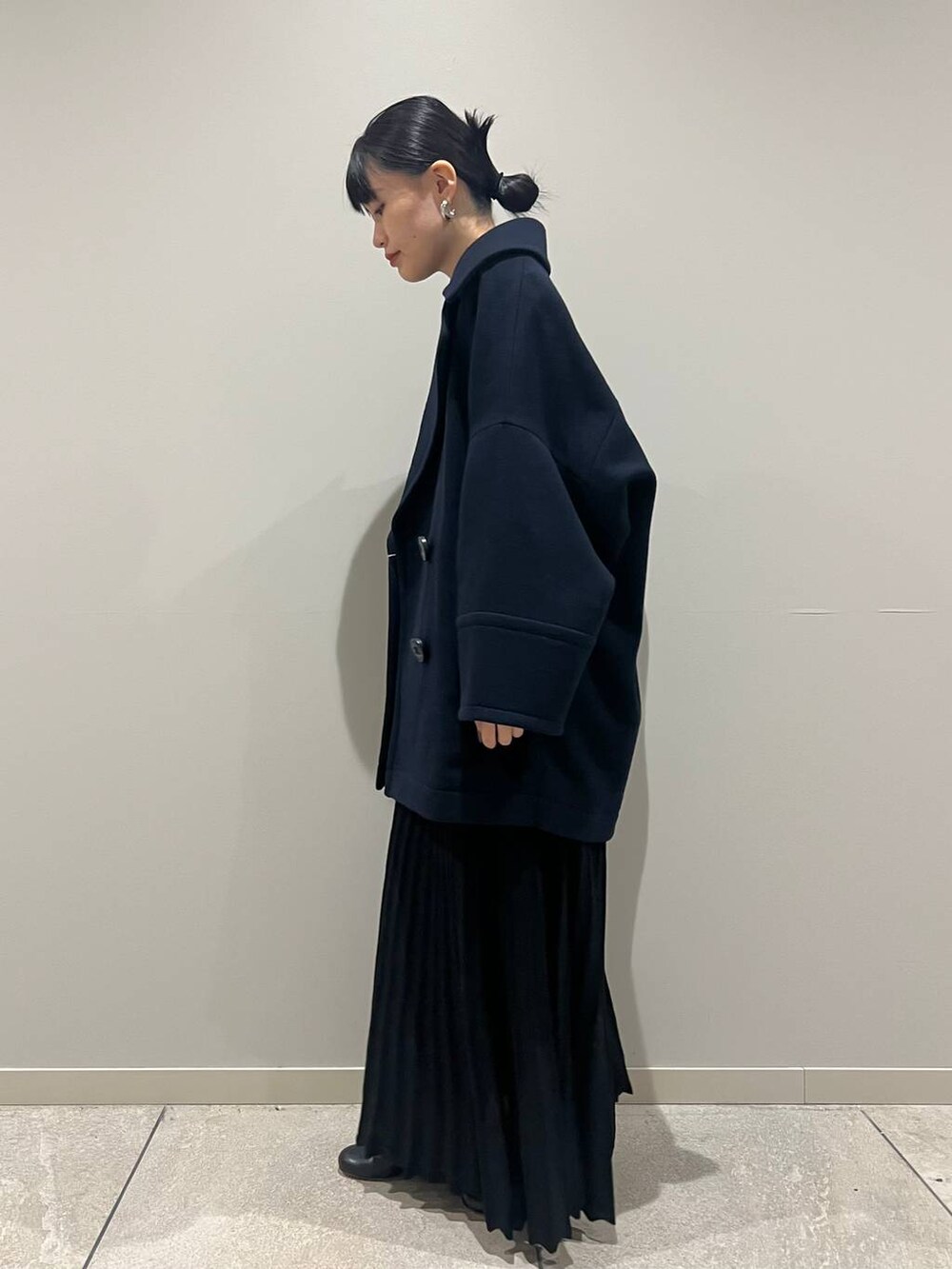 「ベーシック/シンプル、Curensology、ワンピース、ニット、コート、きれいめ、きれいめカジュアル、ワントーン、秋コーデ、冬コーデ」｜「CurensologyのCurensology(カレンソロジー)/＜C.S.G＞オーラコクーンピーコート（ピーコート、ブルー系）」を使った、nnhk16さん（レディース・157cm）の秋コーディネートの3枚目の写真