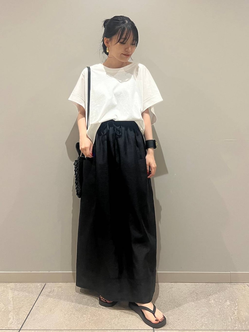 「カジュアル、Curensology、ベーシック/シンプル、Tシャツ、スカート、モノトーン、夏コーデ、ラフ、大人カジュアル、きれいめカジュアル」｜「CurensologyのCurensology(カレンソロジー)/＜ＣＳＧ＞ムーンピアス（ピアス（両耳用）、ゴールド系）」を使った、nnhk16さん（レディース・157cm）の夏コーディネートの2枚目の写真