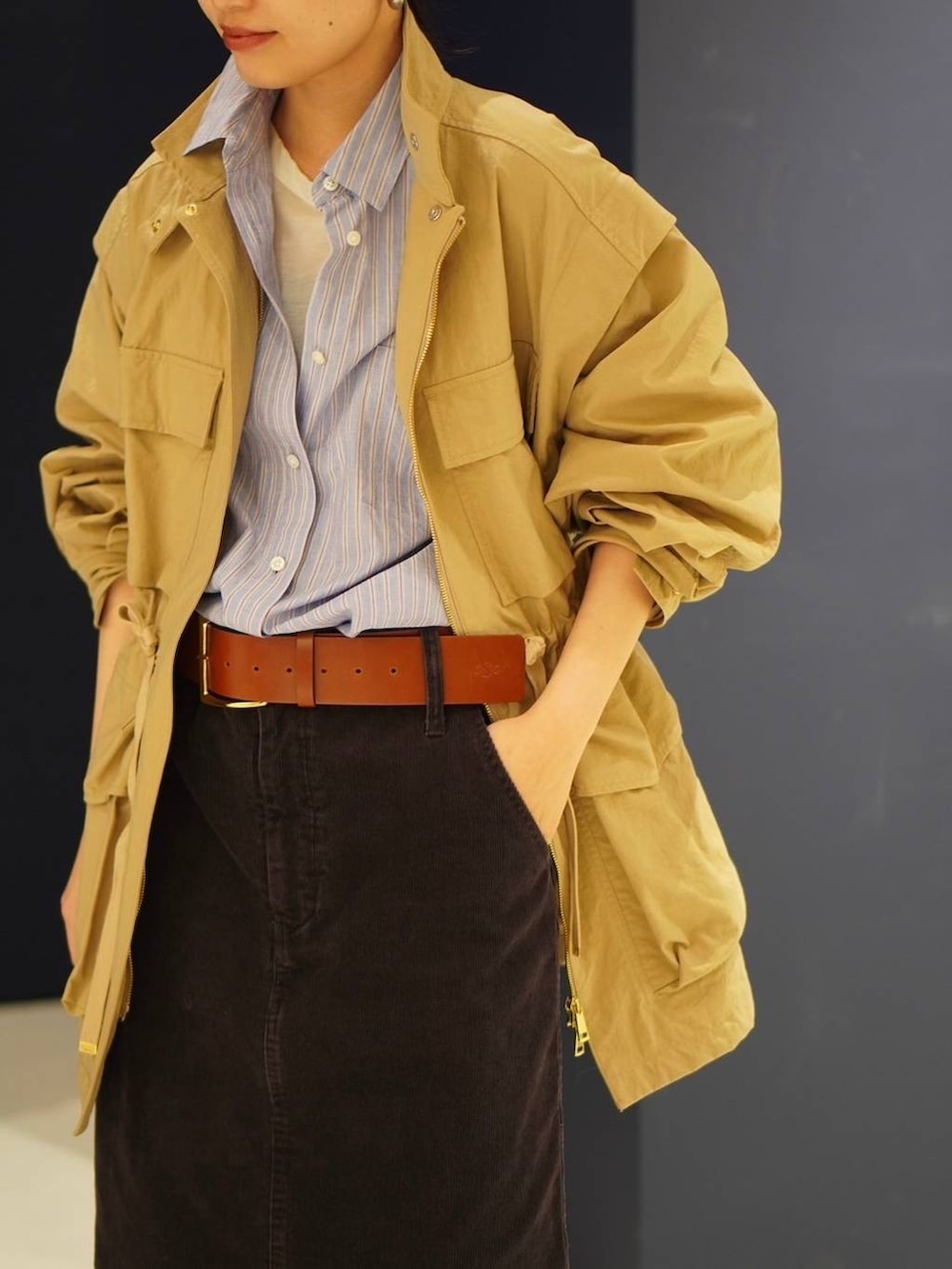 ブルー系のシャツ/ブラウス、ホワイト系のTシャツ/カットソー、ブルー系のスカートを着用したレディースの冬コーディネートの5枚目の写真