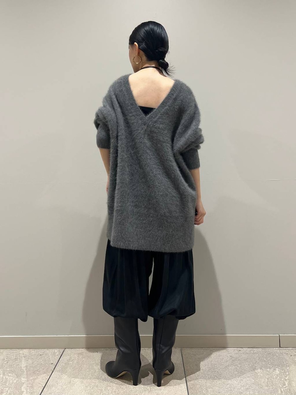 グレー系のニット/セーター、ブラック系のその他パンツ、ブラック系のピーコートを着用したレディースの冬コーディネートの5枚目の写真