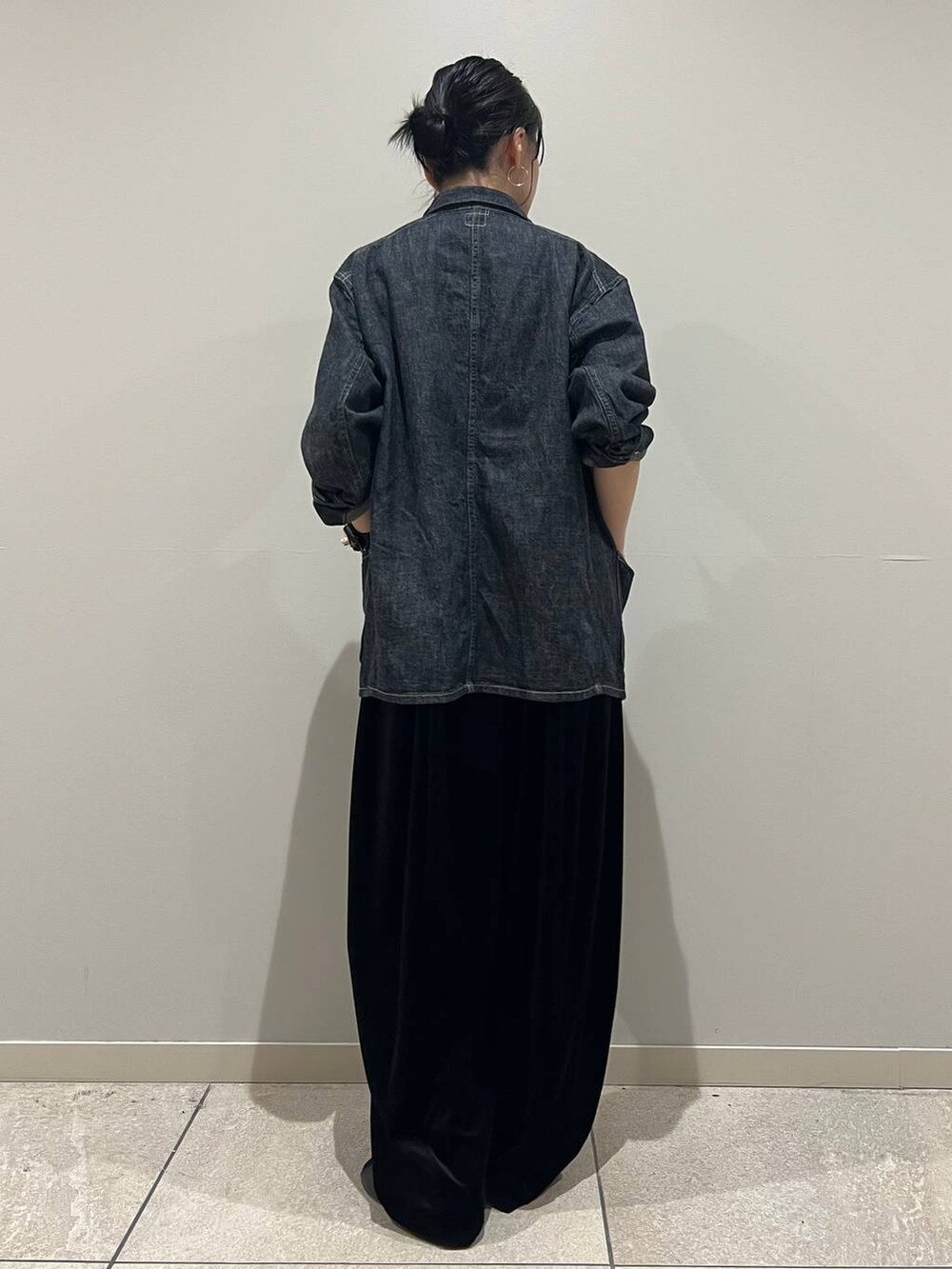 ブラック系のその他パンツ、ホワイト系のTシャツ/カットソー、ホワイト系のシャツ/ブラウスを着用したレディースの夏コーディネートの3枚目の写真