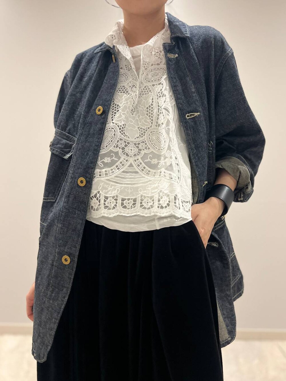 ブラック系のその他パンツ、ホワイト系のTシャツ/カットソー、ホワイト系のシャツ/ブラウスを着用したレディースの夏コーディネートの4枚目の写真