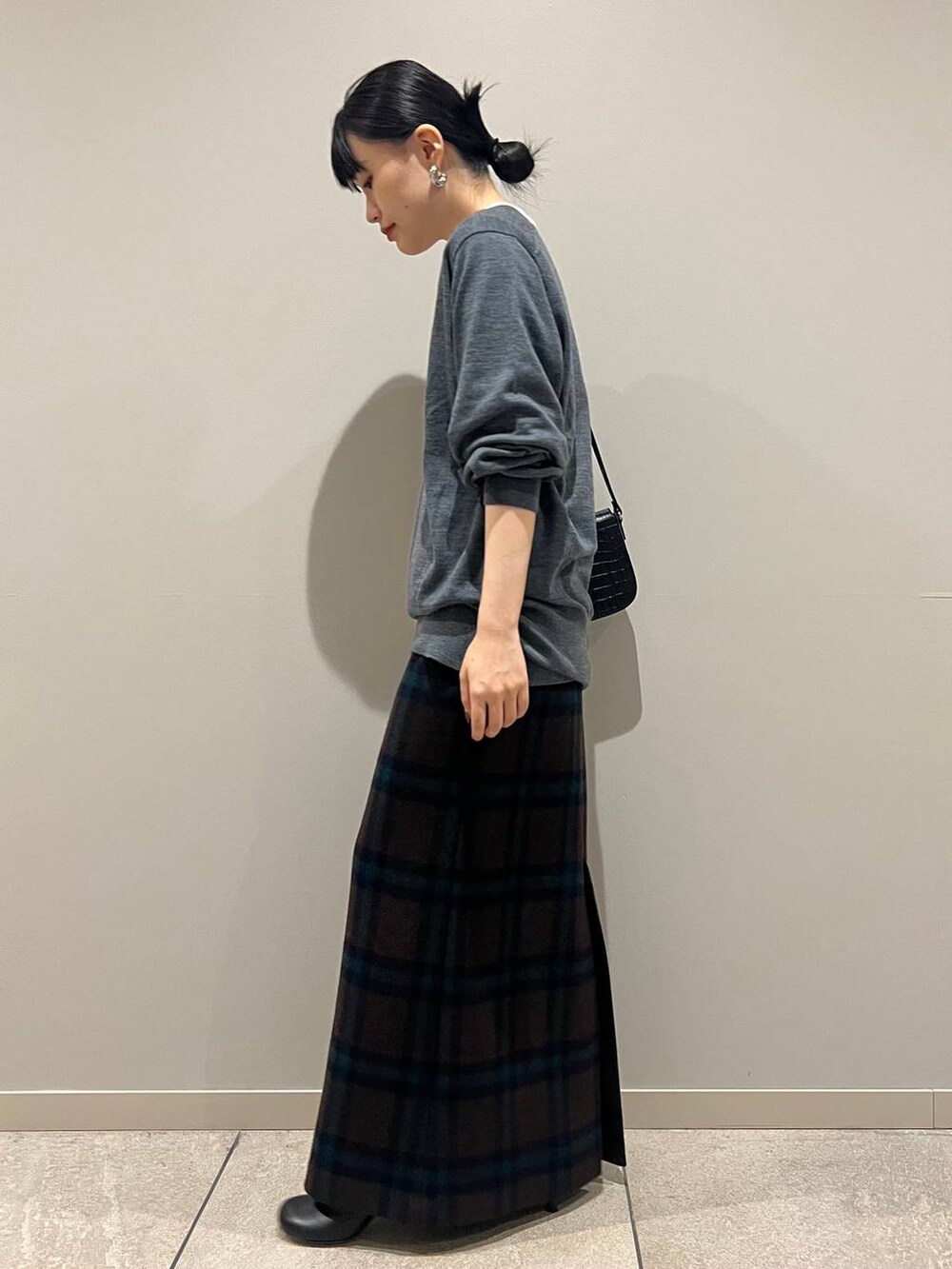 ホワイト系のTシャツ/カットソー、グレー系のニット/セーター、ブルー系のテーラードジャケットを着用したレディースの秋コーディネートの3枚目の写真