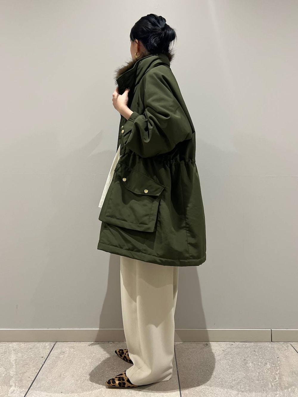 ホワイト系のその他パンツ、グリーン系のモッズコートを着用したレディースの秋コーディネートの2枚目の写真