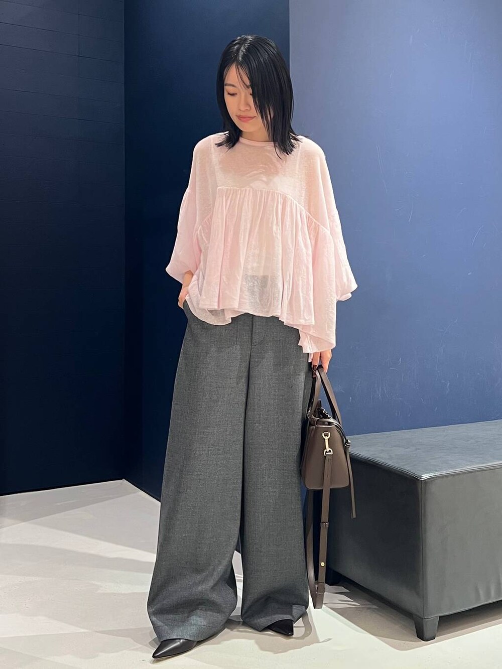 ピンク系のニット/セーター、グレー系のその他パンツを着用したレディースの秋コーディネートの2枚目の写真