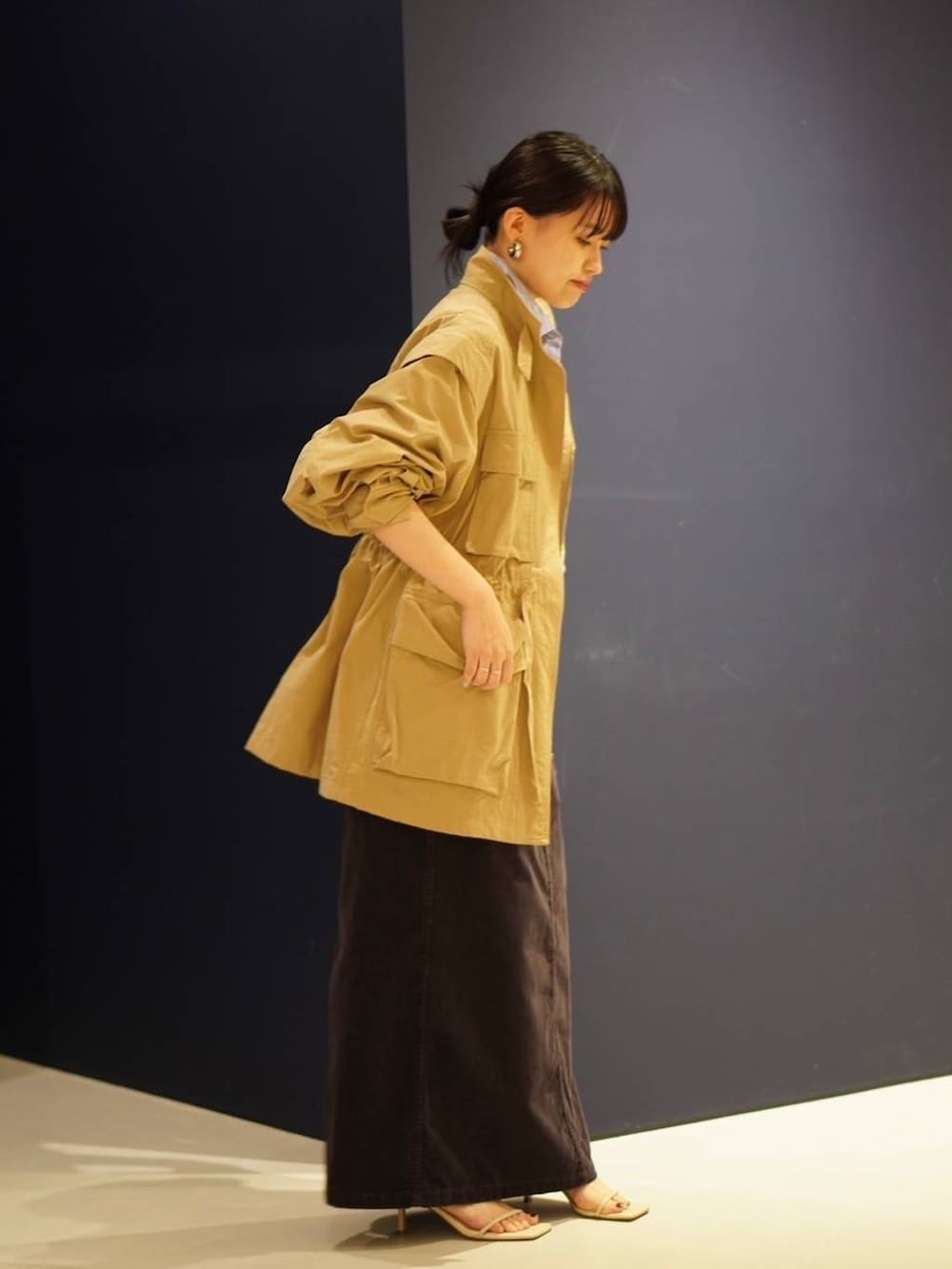 ブルー系のシャツ/ブラウス、ホワイト系のTシャツ/カットソー、ブルー系のスカートを着用したレディースの冬コーディネートの3枚目の写真