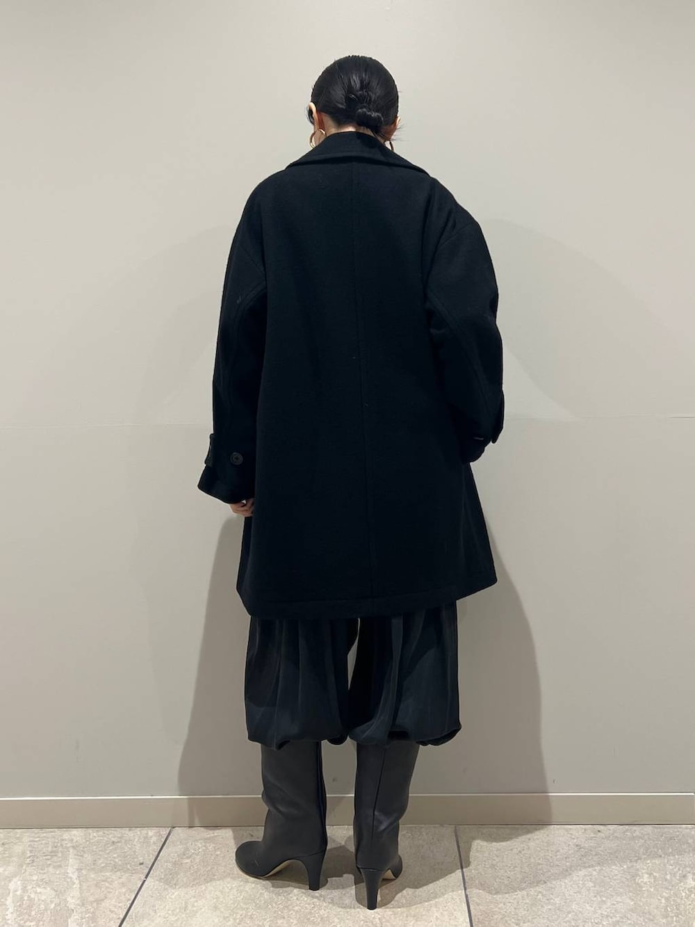 グレー系のニット/セーター、ブラック系のその他パンツ、ブラック系のピーコートを着用したレディースの冬コーディネートの3枚目の写真