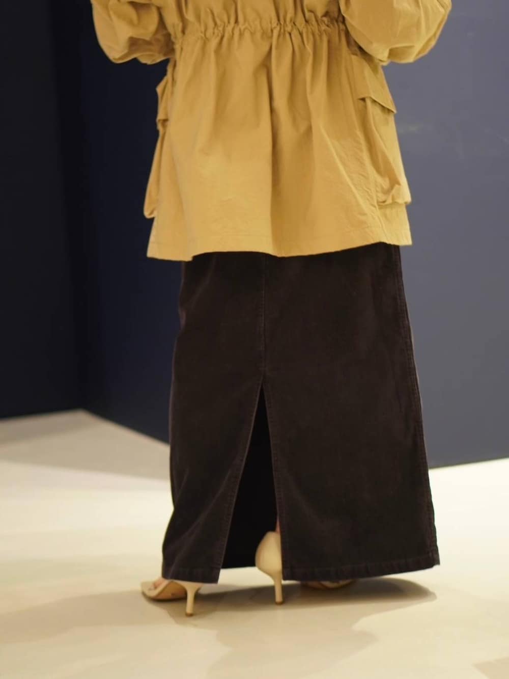 ブルー系のシャツ/ブラウス、ホワイト系のTシャツ/カットソー、ブルー系のスカートを着用したレディースの冬コーディネートの6枚目の写真