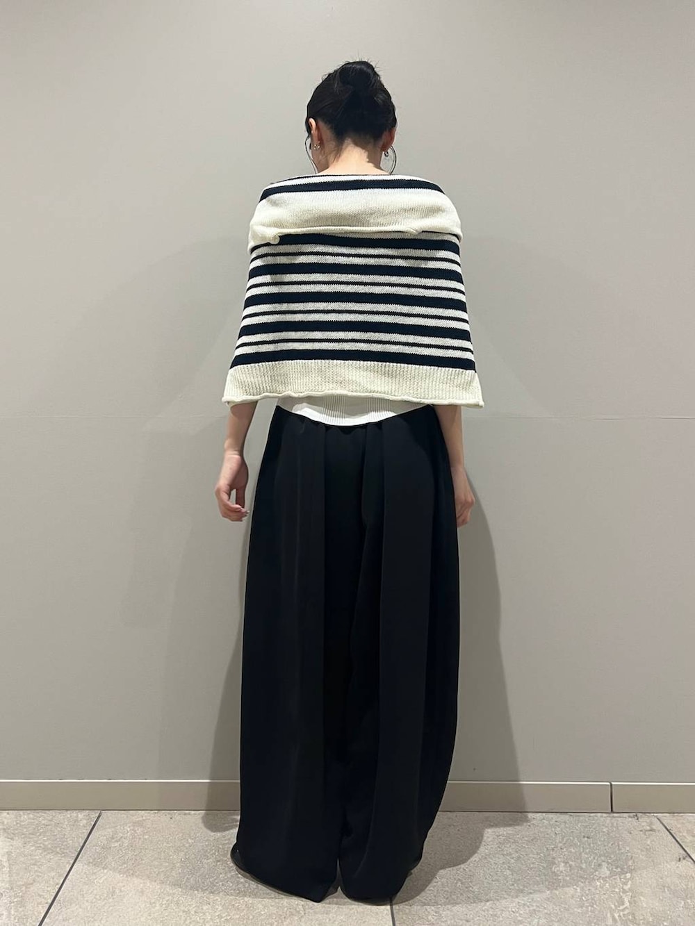 ホワイト系のタンクトップ、ブルー系のニット/セーター、ブラック系のその他パンツを着用したレディースの春コーディネートの4枚目の写真