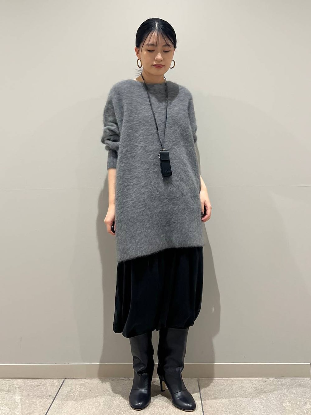 グレー系のニット/セーター、ブラック系のその他パンツ、ブラック系のピーコートを着用したレディースの冬コーディネートの4枚目の写真