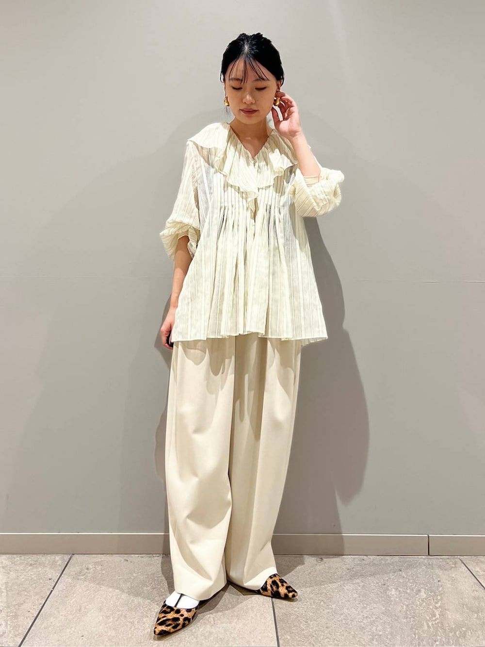 ホワイト系のその他パンツ、グリーン系のモッズコートを着用したレディースの秋コーディネートの4枚目の写真