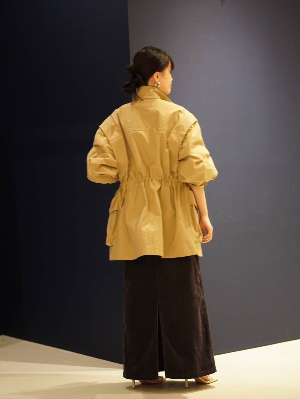 ブルー系のシャツ/ブラウス、ホワイト系のTシャツ/カットソー、ブルー系のスカートを着用したレディースの冬コーディネートの4枚目の写真