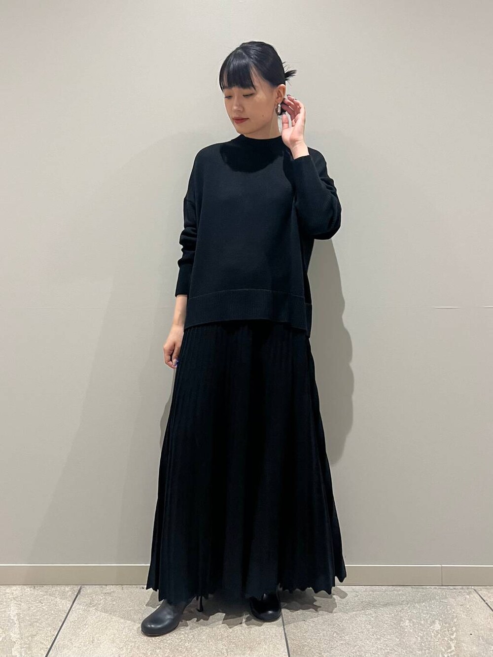 「ベーシック/シンプル、Curensology、ワンピース、ニット、コート、きれいめ、きれいめカジュアル、ワントーン、秋コーデ、冬コーデ」｜「CurensologyのCurensology(カレンソロジー)/＜C.S.G＞オーラコクーンピーコート（ピーコート、ブルー系）」を使った、nnhk16さん（レディース・157cm）の秋コーディネートの2枚目の写真