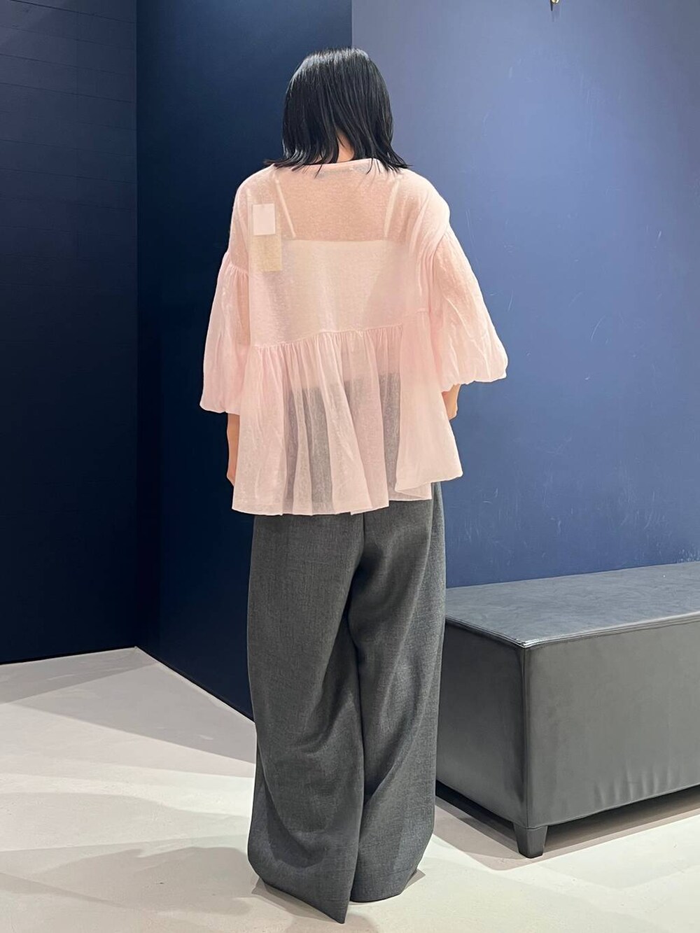 ピンク系のニット/セーター、グレー系のその他パンツを着用したレディースの秋コーディネートの4枚目の写真