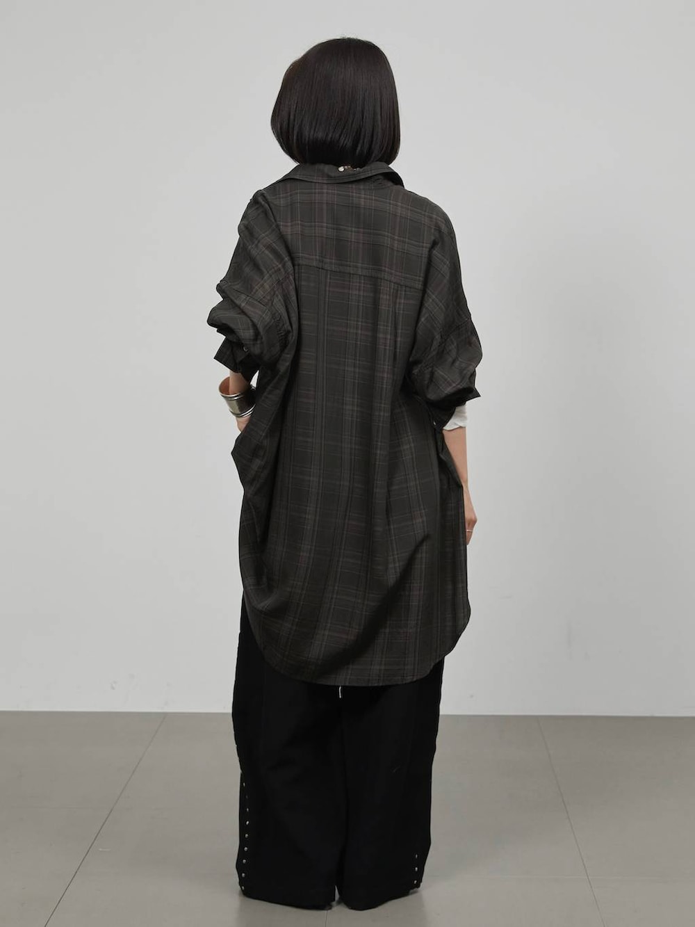 ホワイト系のTシャツ/カットソー、ブラック系のその他パンツ、グレー系のシャツ/ブラウスを着用したレディースの冬コーディネートの3枚目の写真