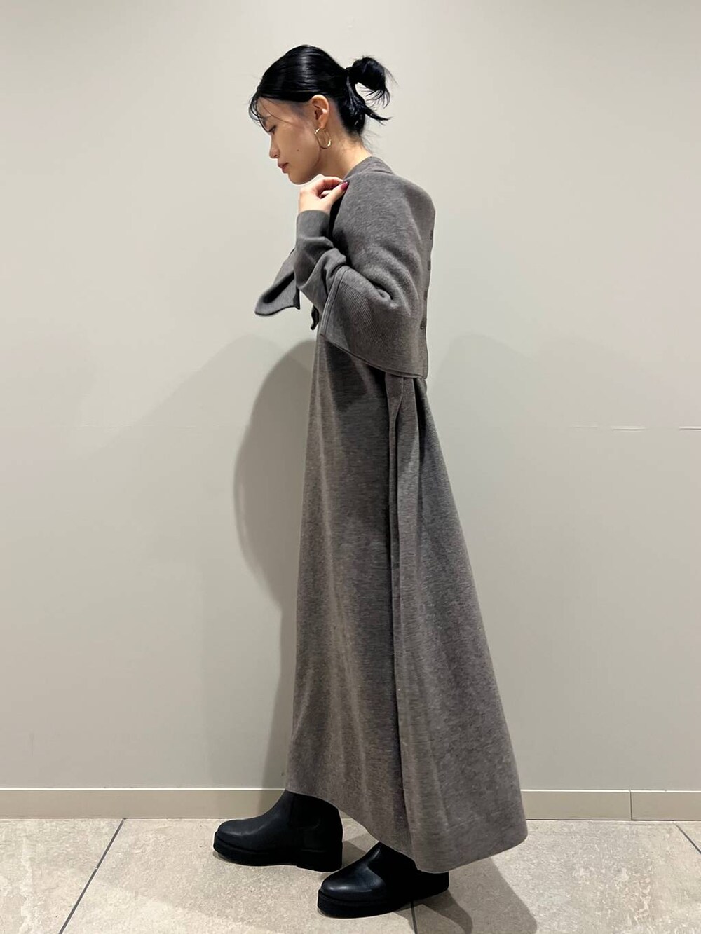 グレー系のカーディガン/ボレロ、グレー系のワンピースを着用したレディースの秋コーディネートの3枚目の写真