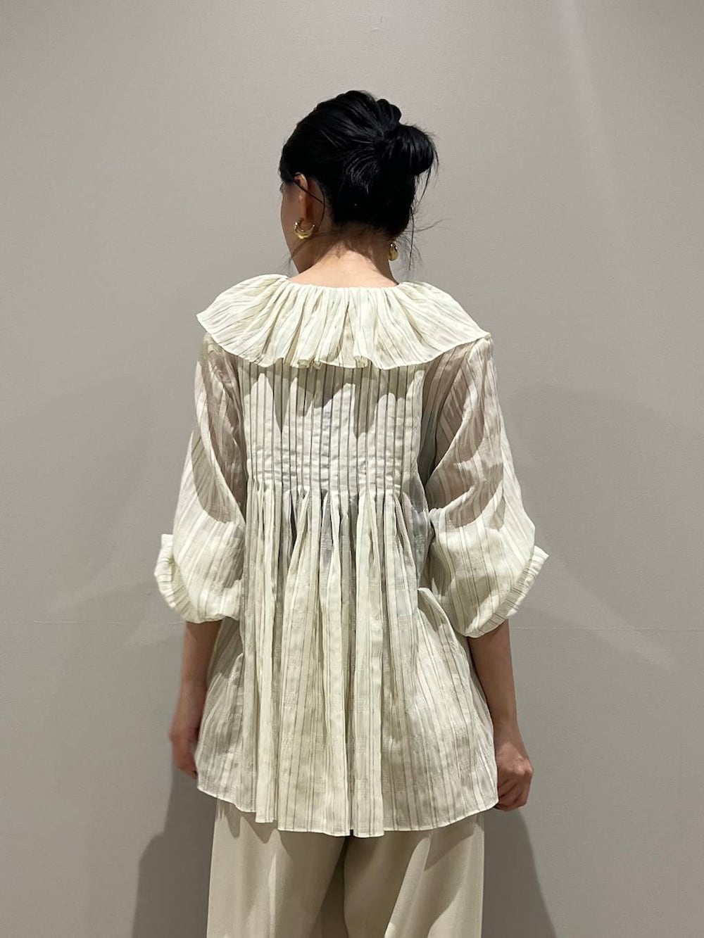 ホワイト系のその他パンツ、グリーン系のモッズコートを着用したレディースの秋コーディネートの6枚目の写真