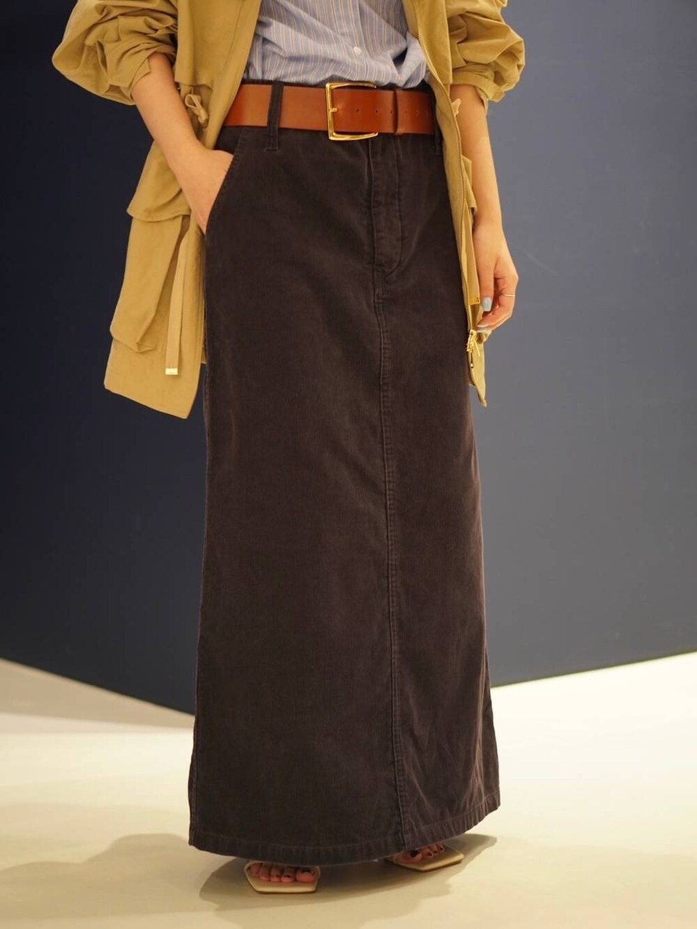 ブルー系のシャツ/ブラウス、ホワイト系のTシャツ/カットソー、ブルー系のスカートを着用したレディースの冬コーディネートの7枚目の写真