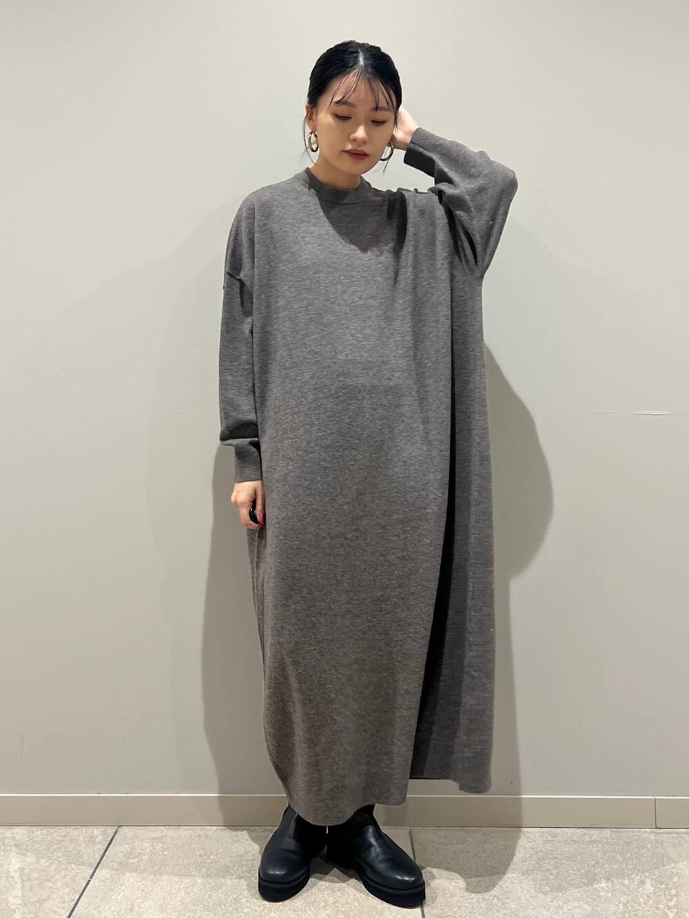 グレー系のカーディガン/ボレロ、グレー系のワンピースを着用したレディースの秋コーディネートの5枚目の写真