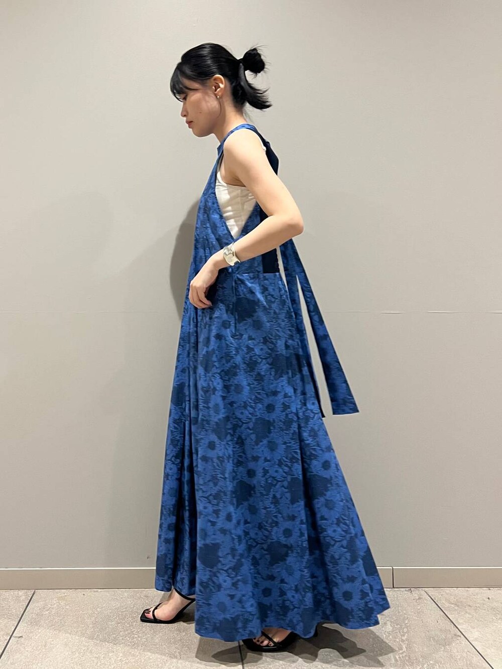 「カジュアル、ベーシック/シンプル、Curensology、ワンピース、おでかけ、旅行、ラフ、夏コーデ」｜「CurensologyのCurensology(カレンソロジー)/シルバーバングル（バングル/リストバンド、グレー系）」を使った、nnhk16さん（レディース・157cm）の春コーディネートの3枚目の写真