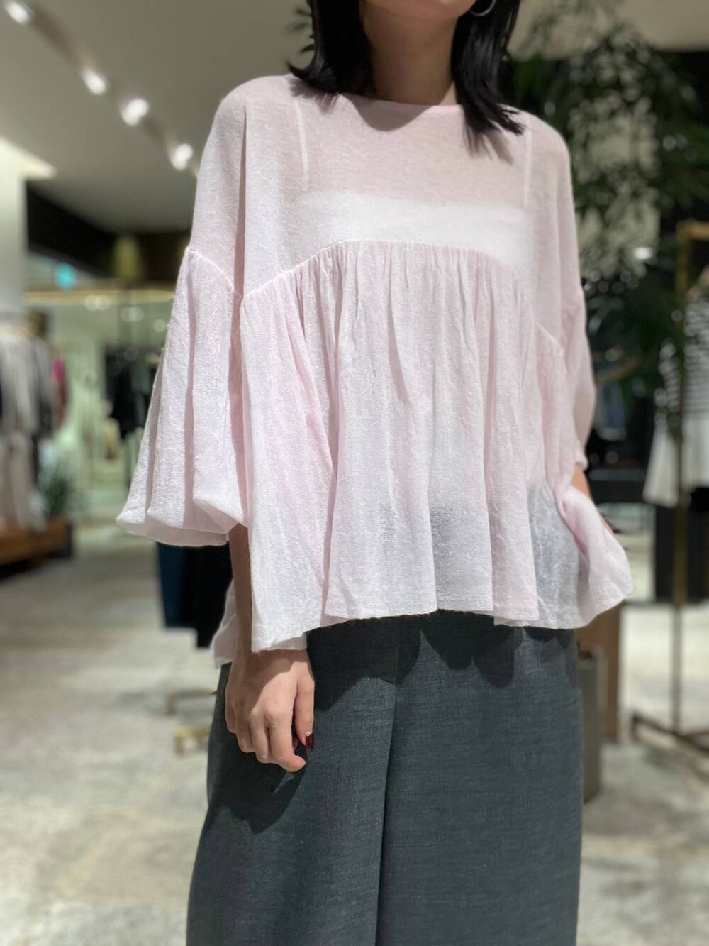 ピンク系のニット/セーター、グレー系のその他パンツを着用したレディースの秋コーディネートの5枚目の写真