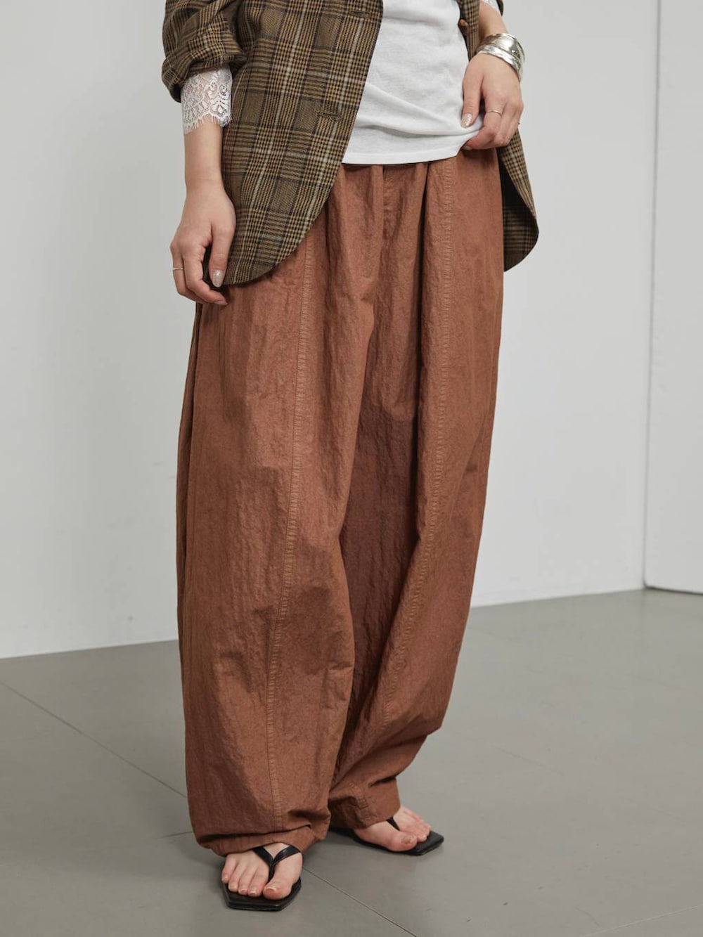 ホワイト系のTシャツ/カットソー、ホワイト系のTシャツ/カットソー、ブラウン系のその他パンツを着用したレディースの冬コーディネートの5枚目の写真