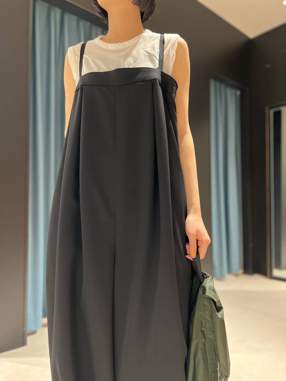 ホワイト系のTシャツ/カットソー、ブラック系のサンダル、ブラック系のつなぎ/オールインワンを着用したレディースの春コーディネートの4枚目の写真