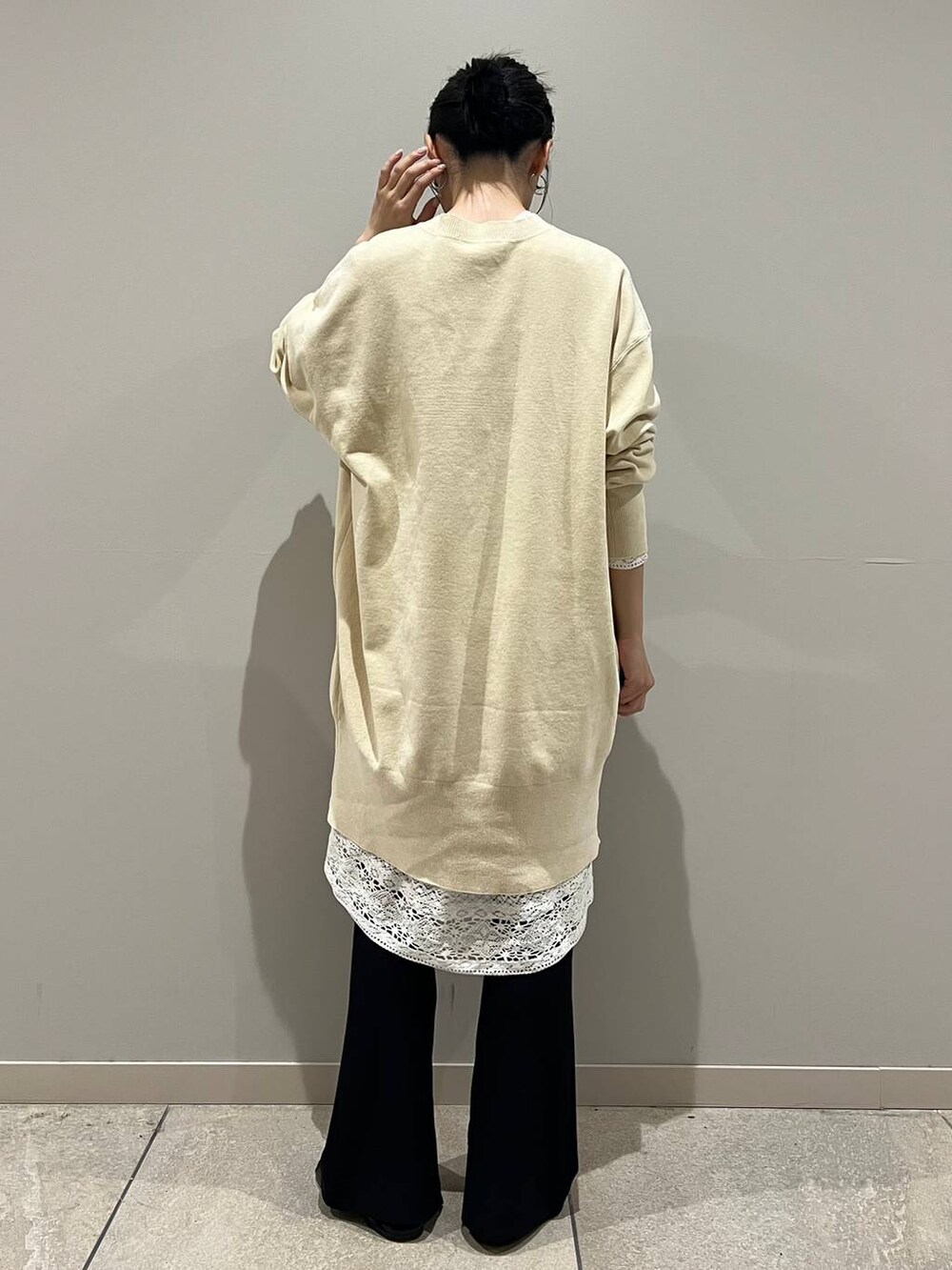 ブラック系のその他パンツ、ホワイト系のニット/セーター、イエロー系のボディバッグ/ウエストポーチを着用したレディースの夏コーディネートの4枚目の写真
