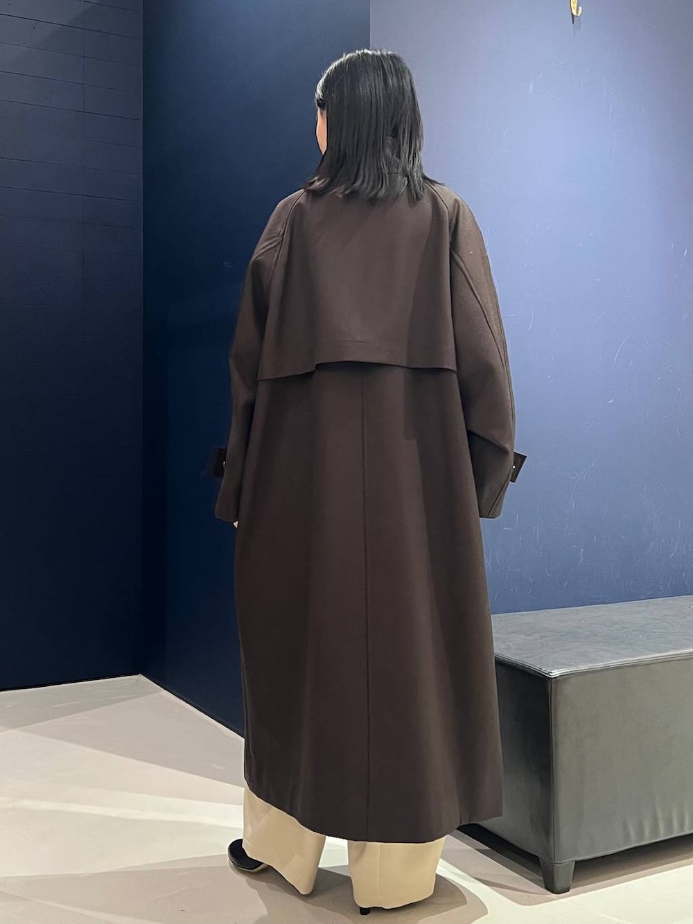 ホワイト系のその他パンツ、ブラウン系のトレンチコート、ホワイト系のニット/セーターを着用したレディースの秋コーディネートの3枚目の写真