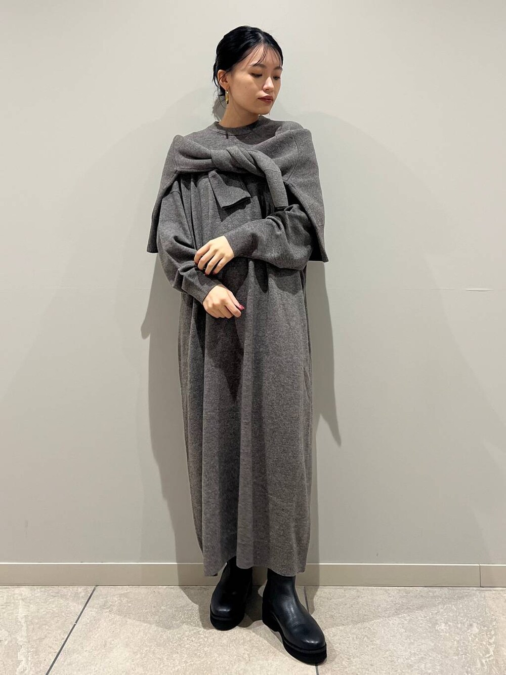 グレー系のカーディガン/ボレロ、グレー系のワンピースを着用したレディースの秋コーディネートの2枚目の写真