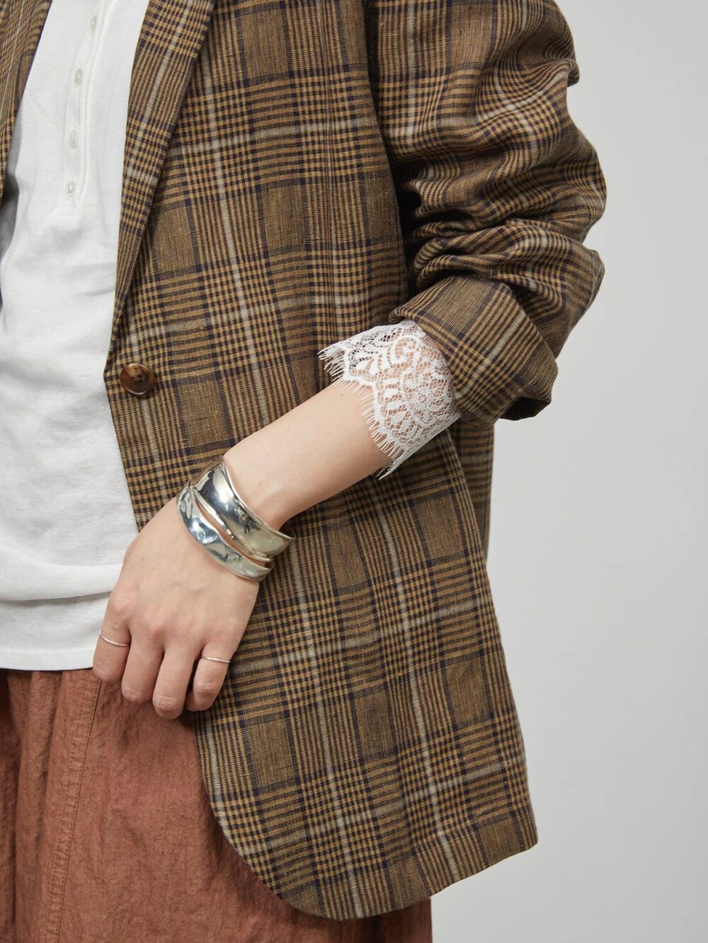 ホワイト系のTシャツ/カットソー、ホワイト系のTシャツ/カットソー、ブラウン系のその他パンツを着用したレディースの冬コーディネートの4枚目の写真