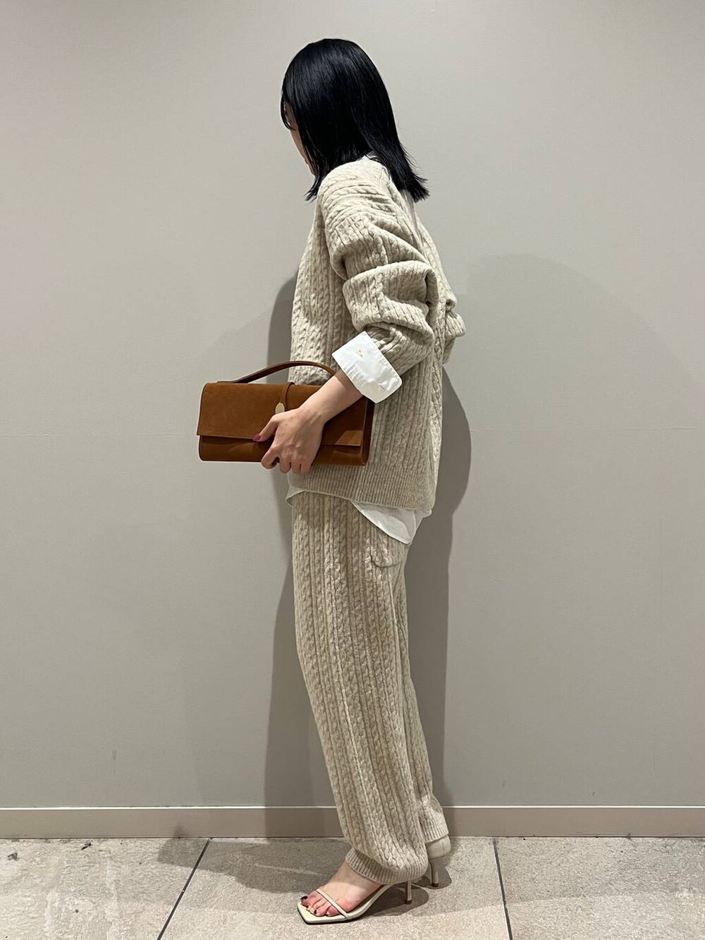 ホワイト系のサンダル、ホワイト系のニット/セーター、ホワイト系のその他パンツを着用したレディースの秋コーディネートの3枚目の写真