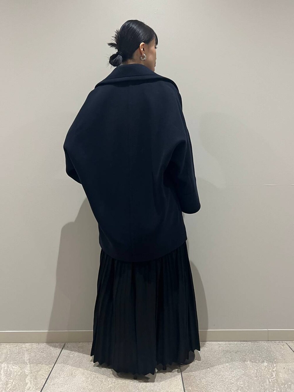 「ベーシック/シンプル、Curensology、ワンピース、ニット、コート、きれいめ、きれいめカジュアル、ワントーン、秋コーデ、冬コーデ」｜「CurensologyのCurensology(カレンソロジー)/＜C.S.G＞オーラコクーンピーコート（ピーコート、ブルー系）」を使った、nnhk16さん（レディース・157cm）の秋コーディネートの4枚目の写真