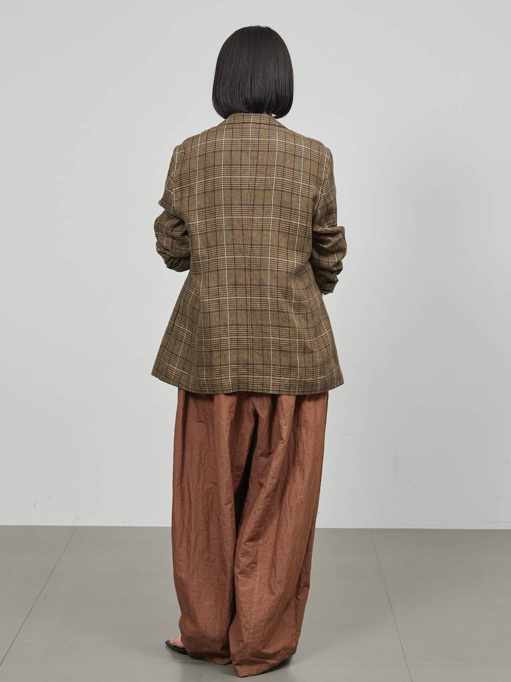 ホワイト系のTシャツ/カットソー、ホワイト系のTシャツ/カットソー、ブラウン系のその他パンツを着用したレディースの冬コーディネートの3枚目の写真