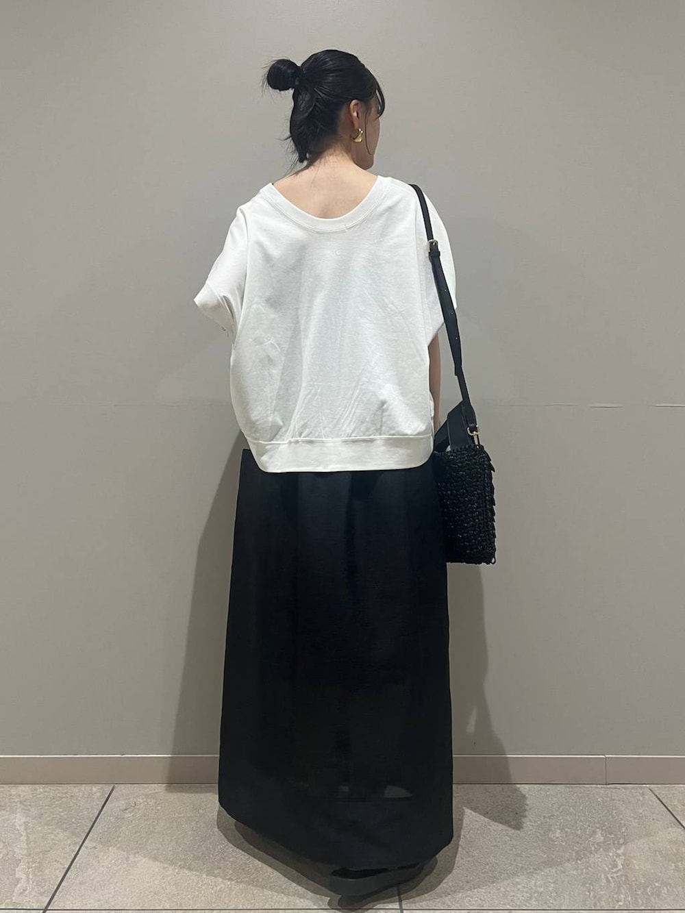 「カジュアル、Curensology、ベーシック/シンプル、Tシャツ、スカート、モノトーン、夏コーデ、ラフ、大人カジュアル、きれいめカジュアル」｜「CurensologyのCurensology(カレンソロジー)/＜ＣＳＧ＞ムーンピアス（ピアス（両耳用）、ゴールド系）」を使った、nnhk16さん（レディース・157cm）の夏コーディネートの4枚目の写真