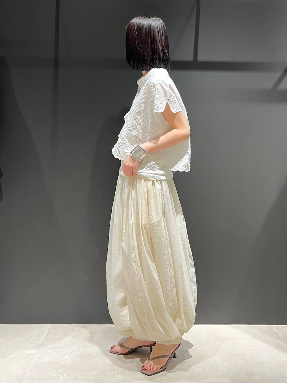 ホワイト系のTシャツ/カットソー、ホワイト系のその他パンツ、ホワイト系のシャツ/ブラウスを着用したレディースの春コーディネートの2枚目の写真