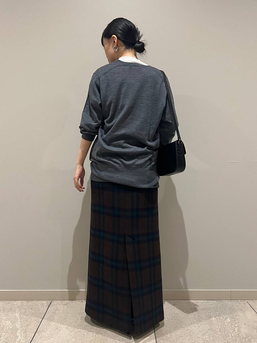 ホワイト系のTシャツ/カットソー、グレー系のニット/セーター、ブルー系のテーラードジャケットを着用したレディースの秋コーディネートの4枚目の写真