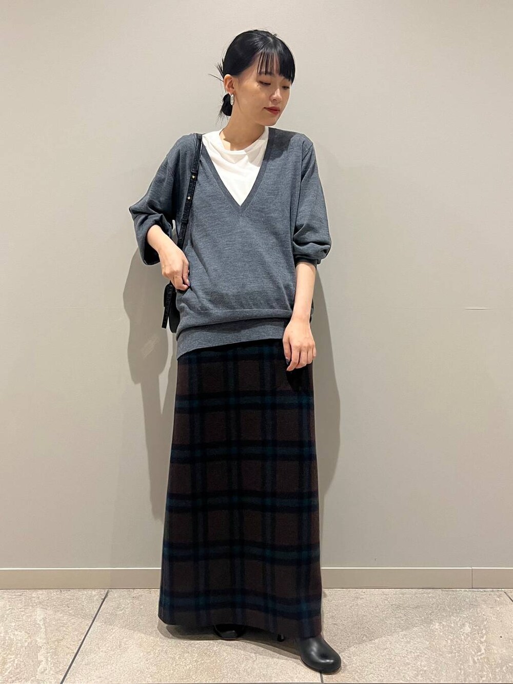 ホワイト系のTシャツ/カットソー、グレー系のニット/セーター、ブルー系のテーラードジャケットを着用したレディースの秋コーディネートの2枚目の写真