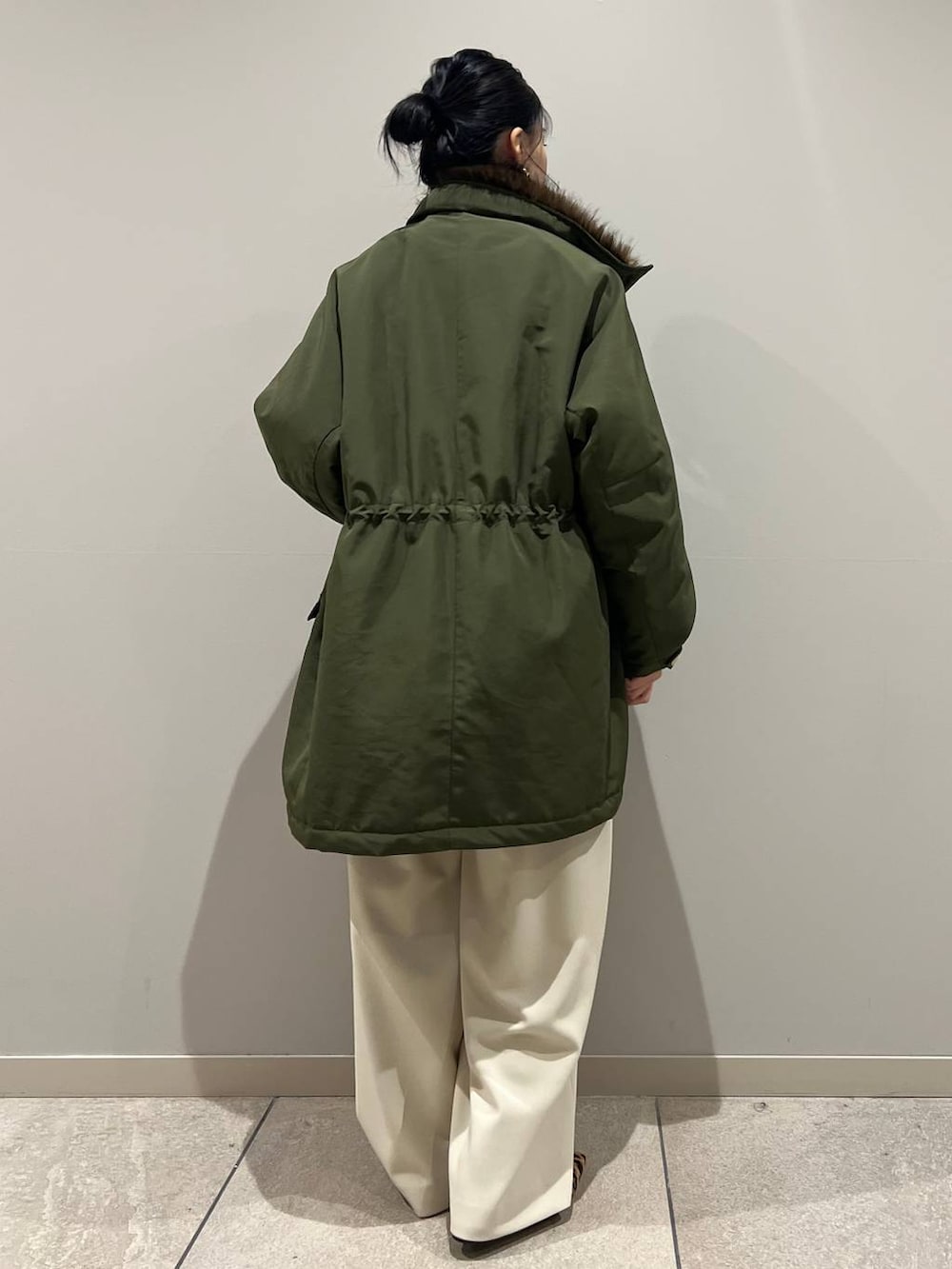 ホワイト系のその他パンツ、グリーン系のモッズコートを着用したレディースの秋コーディネートの3枚目の写真