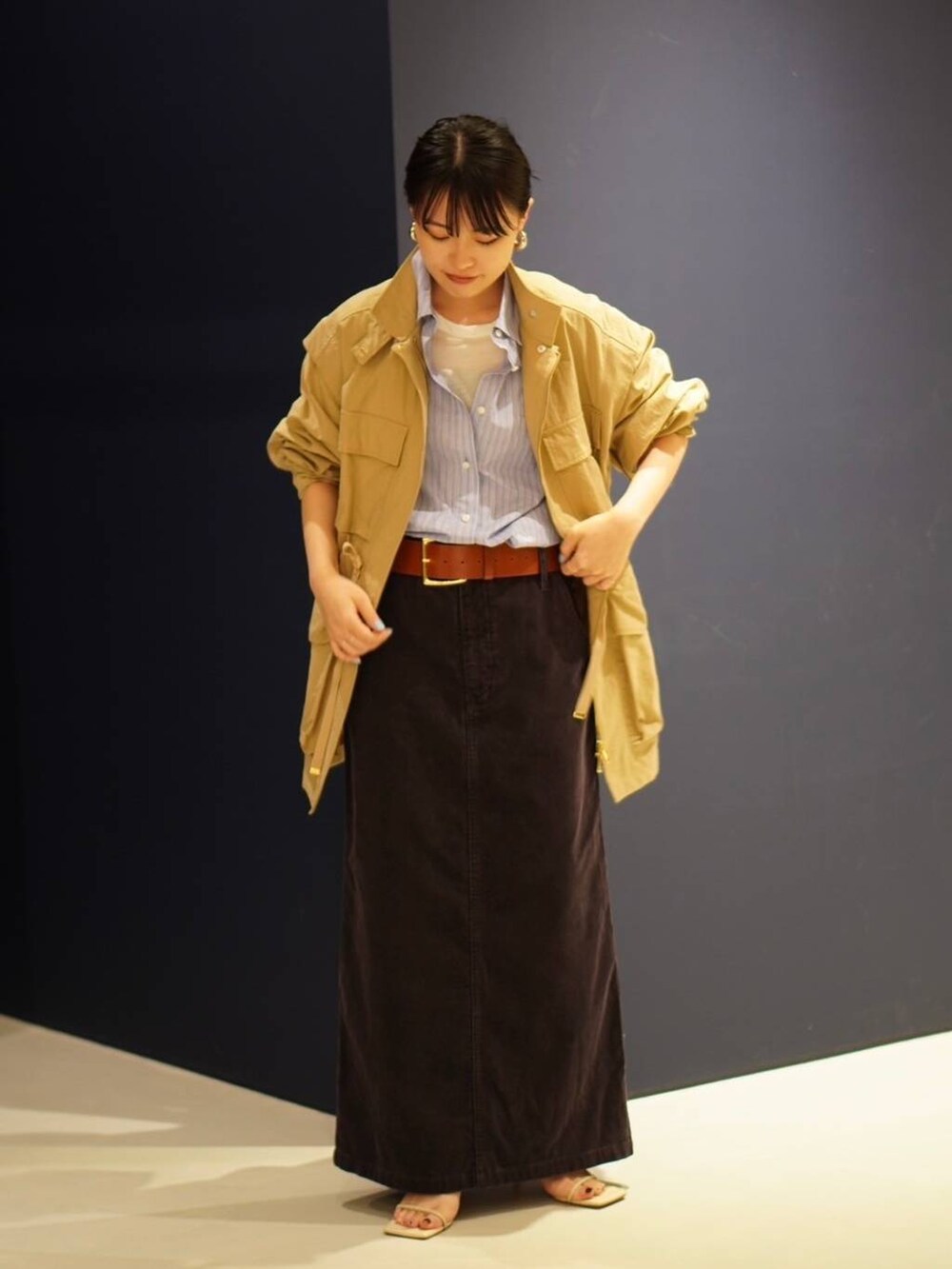 ブルー系のシャツ/ブラウス、ホワイト系のTシャツ/カットソー、ブルー系のスカートを着用したレディースの冬コーディネートの2枚目の写真