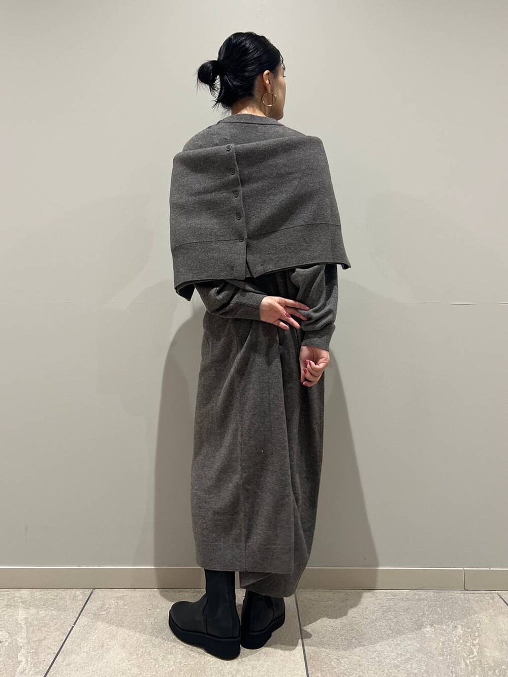グレー系のカーディガン/ボレロ、グレー系のワンピースを着用したレディースの秋コーディネートの4枚目の写真