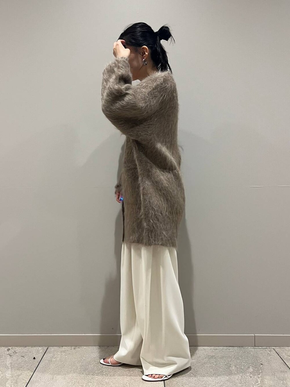 ベージュ系のカーディガン/ボレロ、ホワイト系のその他パンツを着用したレディースの秋コーディネートの3枚目の写真