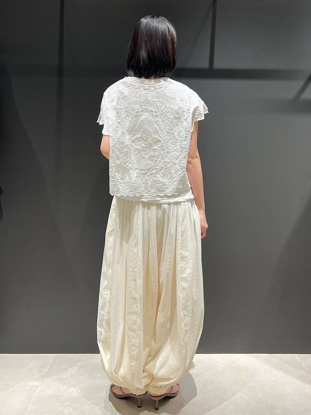 ホワイト系のTシャツ/カットソー、ホワイト系のその他パンツ、ホワイト系のシャツ/ブラウスを着用したレディースの春コーディネートの3枚目の写真