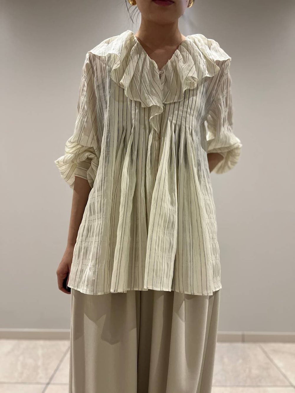 ホワイト系のその他パンツ、グリーン系のモッズコートを着用したレディースの秋コーディネートの5枚目の写真